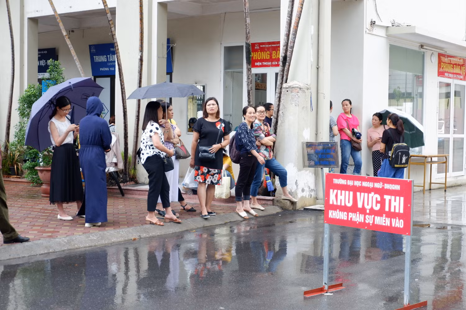Dù trời mưa, nhưng rất nhiều phụ huynh vẫn túc trực ở cổng trường để đợi con. Ảnh: Quỳnh Trang - Diệu Thùy. Dù trời mưa, nhưng rất nhiều phụ huynh vẫn túc trực ở cổng trường để đợi con. Ảnh: Quỳnh Trang - Diệu Thùy.