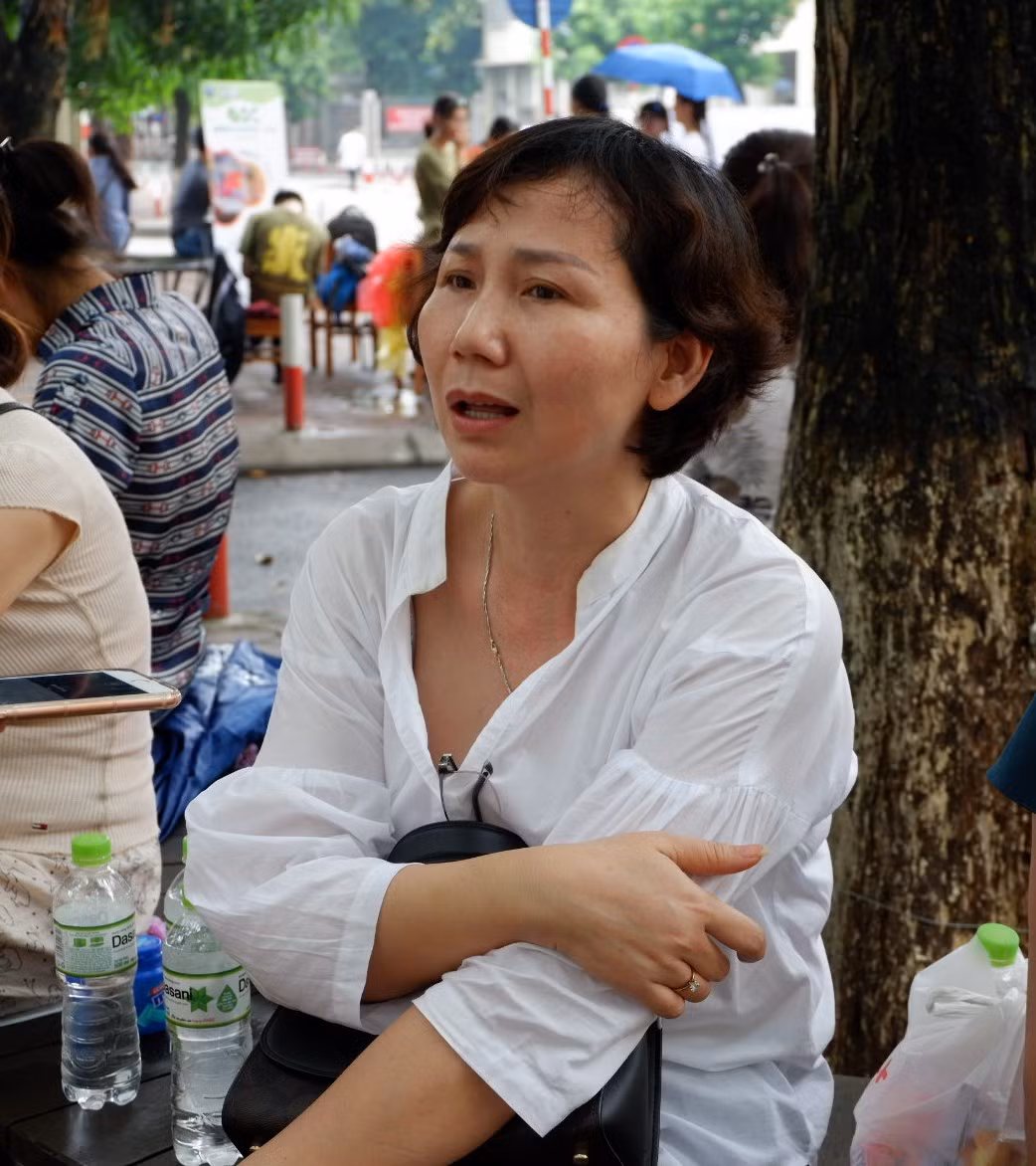 “Mặc dù tỉ lệ chọi lớp chuyên Anh là 1/11 nhưng cô cũng không áp lực vì em đã có một quá trình rất dài theo đuổi môn Tiếng Anh từ khi còn nhỏ. Cùng với đó, vừa rồi ôn thi em cũng chăm chỉ và đi học ở trung tâm nên cô có niềm tin lớn vào con của mình. Cô vẫn chia sẻ với em rằng chỉ cần con thích, con cố gắng hết mình là được”, bà Yến - phụ huynh em Nguyễn Phương Linh (Trung học cơ sở Chu Văn An - Hà Nội ) chia sẻ. Ảnh: Diệu Thùy - Quỳnh Trang. “Mặc dù tỉ lệ chọi lớp chuyên Anh là 1/11 nhưng cô cũng không áp lực vì em đã có một quá trình rất dài theo đuổi môn Tiếng Anh từ khi còn nhỏ. Cùng với đó, vừa rồi ôn thi em cũng chăm chỉ và đi học ở trung tâm nên cô có niềm tin lớn vào con của mình. Cô vẫn chia sẻ với em rằng chỉ cần con thích, con cố gắng hết mình là được”, bà Yến - phụ huynh em Nguyễn Phương Linh (Trung học cơ sở Chu Văn An - Hà Nội ) chia sẻ. Ảnh: Diệu Thùy - Quỳnh Trang.