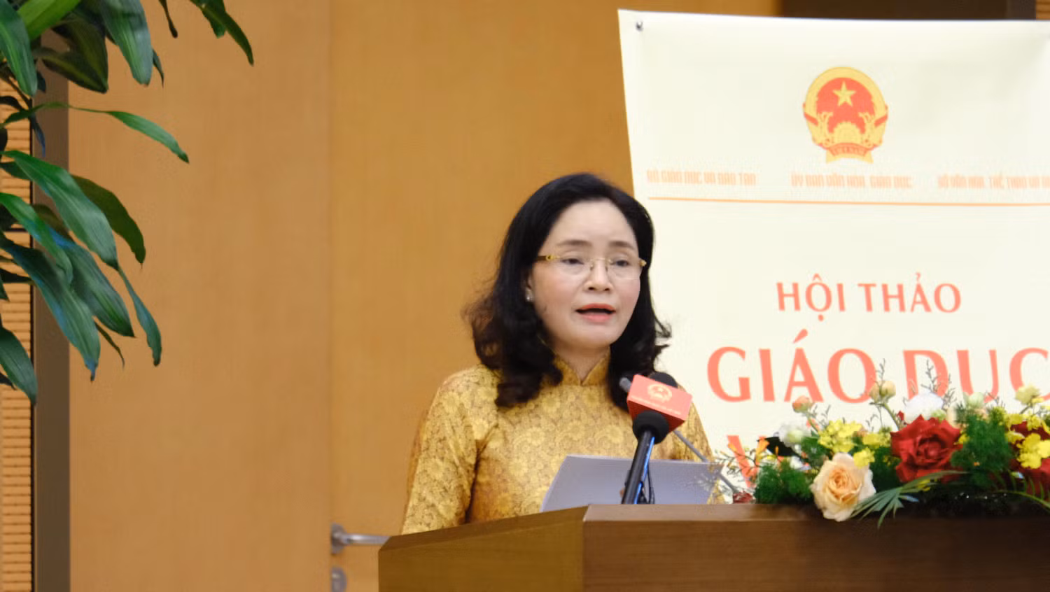 Bà Trịnh Thị Thủy – Thứ trưởng Bộ Văn hóa Thể Thao và Du lịch đọc Tham luận tai hội thảo. Ảnh: LC