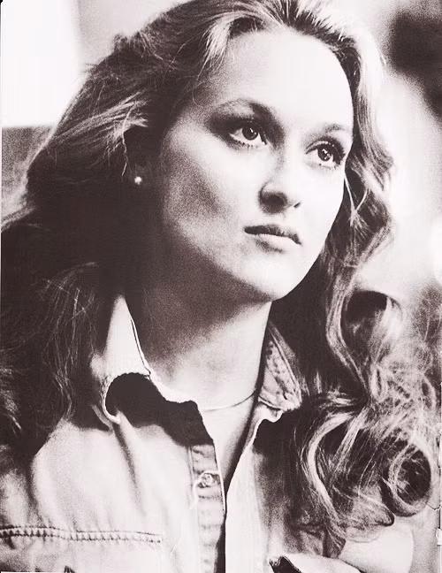 Với mái tóc uốn xoăn bồng bềnh như thời thiếu nữ, Meryl Streep đẹp hút hồn, mang một chút mặn mòi của phụ nữ trưởng thành.