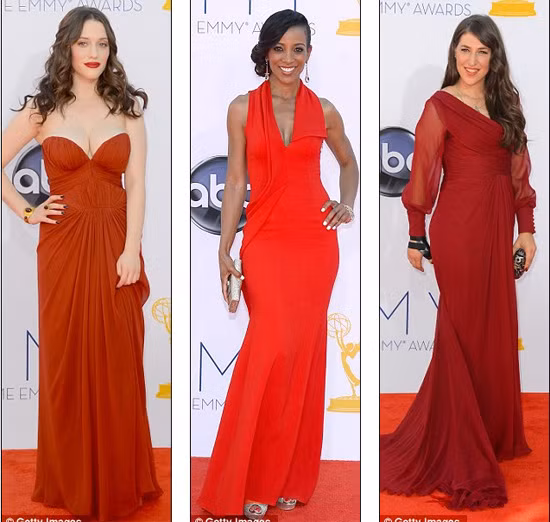 Kat Dennings, Shaun Robinson và Mayim Bialik mặc màu đỏ nóng bỏng.