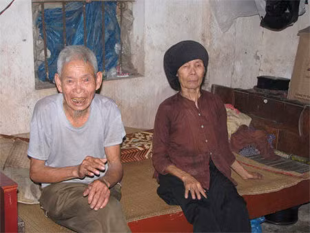 Hai vợ chồng ông bà Qúy Chén tá túc nhờ tại đình làng Đồng Lư, Đồng Quang, Quốc Oai, Hà Nội Hai vợ chồng ông bà Qúy Chén tá túc nhờ tại đình làng Đồng Lư, Đồng Quang, Quốc Oai, Hà Nội