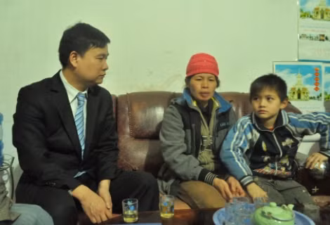 Bà Nguyễn Thị Thương bày tỏ sự xúc động mạnh trước sự quan tâm của lãnh đạo báo tới gia đình và vụ cưỡng chế Bà Nguyễn Thị Thương bày tỏ sự xúc động mạnh trước sự quan tâm của lãnh đạo báo tới gia đình và vụ cưỡng chế