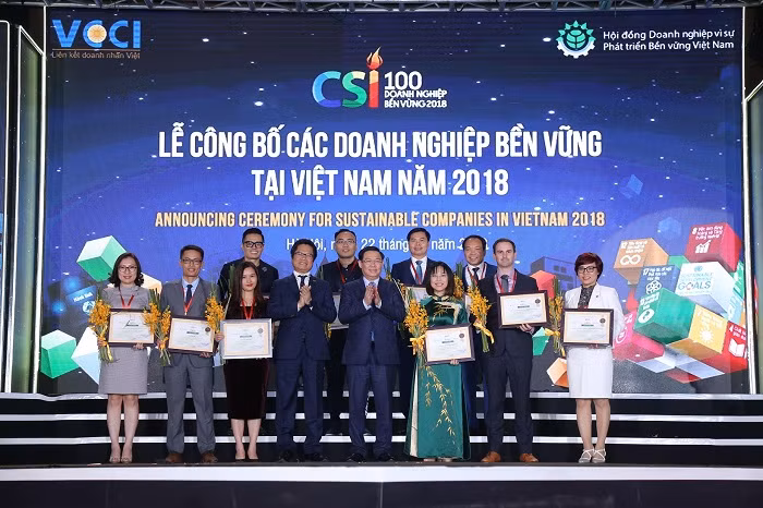 Ông Nguyễn Chí Cường – Giám đốc nhà máy sữa Vinamilk Tiên Sơn đại diện Vinamilk nhận bằng khen từ Phó Thủ tướng Vương Đình Huệ trong Lễ vinh danh Top 10 doanh nghiệp phát triển bền vững 3 năm liên tiếp 2016 - 2018. Ông Nguyễn Chí Cường – Giám đốc nhà máy sữa Vinamilk Tiên Sơn đại diện Vinamilk nhận bằng khen từ Phó Thủ tướng Vương Đình Huệ trong Lễ vinh danh Top 10 doanh nghiệp phát triển bền vững 3 năm liên tiếp 2016 - 2018.