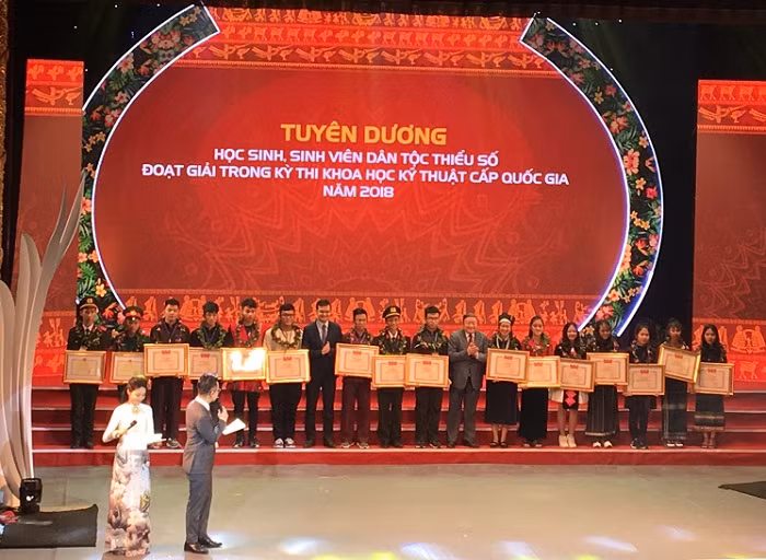 Đại diện Ban tổ chức trao Bằng khen cho học sinh, sinh viên dân tộc thiểu số xuất sắc tiêu biểu năm 2018 (Ảnh: An Nhiên).