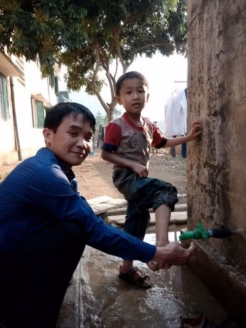 Thầy Thanh tâm niệm muốn học sinh không bỏ học trước tiên phải yêu thương như con.