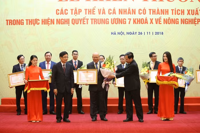 Ông Trịnh Quốc Dũng – Giám đốc Điều hành Vinamilk nhận bằng khen và hoa từ ông Cao Đức Phát – Phó Trưởng ban thường trực Ban Kinh tế Trung Ương và ông Nguyễn Xuân Cường – Bộ trưởng Bộ Nông nghiệp và Phát triển nông thôn. Ông Trịnh Quốc Dũng – Giám đốc Điều hành Vinamilk nhận bằng khen và hoa từ ông Cao Đức Phát – Phó Trưởng ban thường trực Ban Kinh tế Trung Ương và ông Nguyễn Xuân Cường – Bộ trưởng Bộ Nông nghiệp và Phát triển nông thôn.