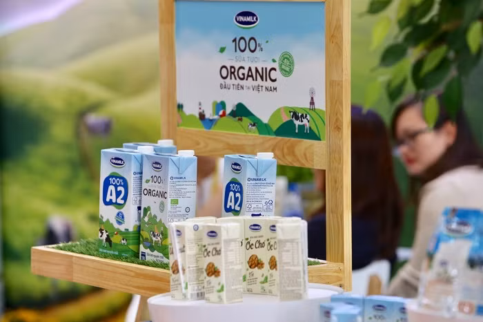 Khu trưng bày của Vinamilk thu hút được nhiều khách đến tham quan và tìm hiểu về công ty. Khu trưng bày của Vinamilk thu hút được nhiều khách đến tham quan và tìm hiểu về công ty.