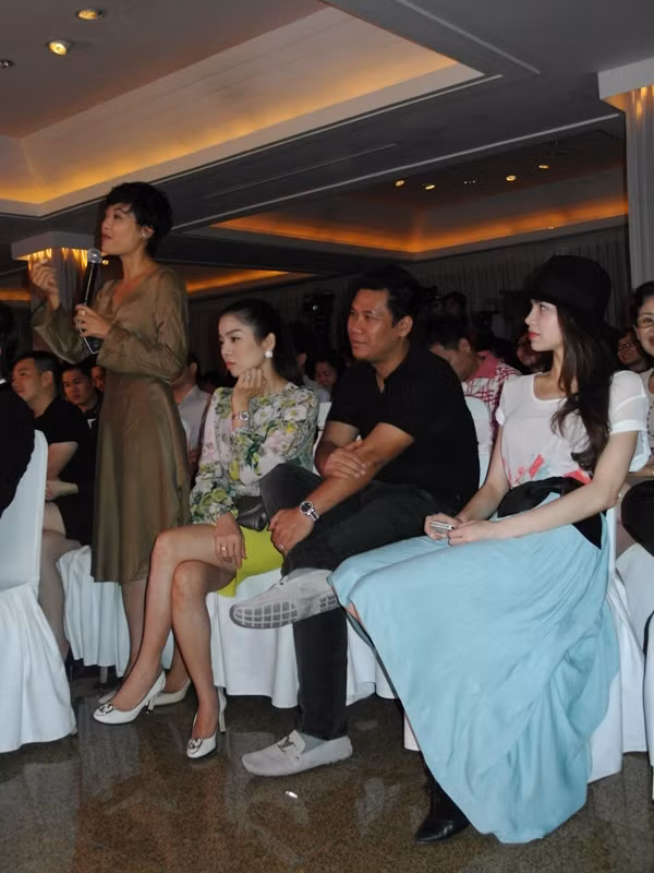 Hồ Ngọc Hà thích thú nghe diễn viên Hồng Ánh khen tài diễn xuất của Mr Đàm. Hồ Ngọc Hà thích thú nghe diễn viên Hồng Ánh khen tài diễn xuất của Mr Đàm.
