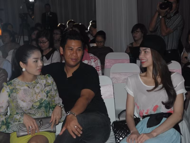 Hồ Ngọc Hà cười rất tươi khi nghe Lê Quyên trò chuyện. Hồ Ngọc Hà cười rất tươi khi nghe Lê Quyên trò chuyện.