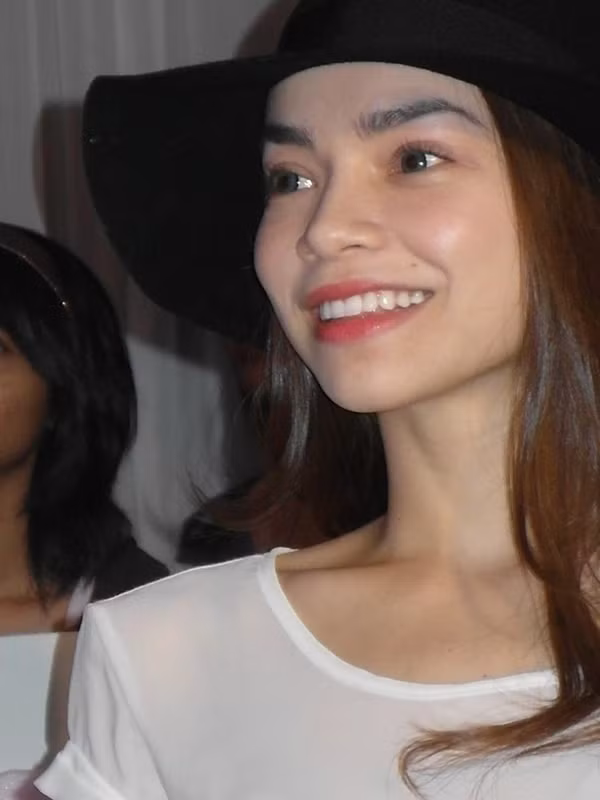 Và một nụ cười rất rạng rỡ. Và một nụ cười rất rạng rỡ.