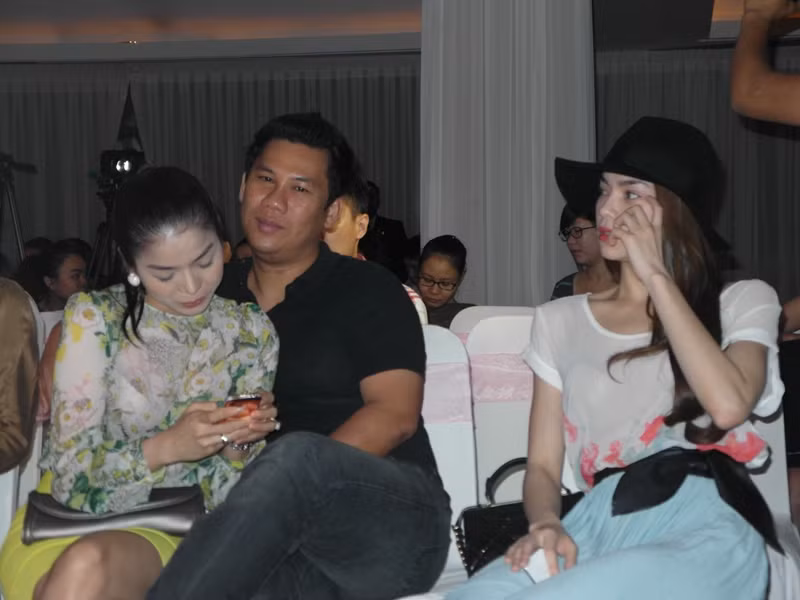 Vẻ mặt buồn cười đáng yêu của Hồ Ngọc Hà, trước “cảnh” Lệ Quyên tình tứ nép vào chồng, tay nhắn tin. Vẻ mặt buồn cười đáng yêu của Hồ Ngọc Hà, trước “cảnh” Lệ Quyên tình tứ nép vào chồng, tay nhắn tin.