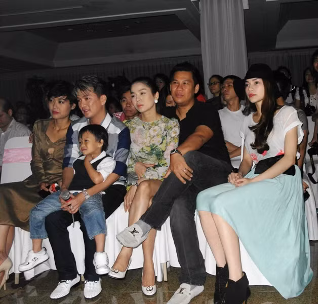 Nhưng có những màn hơi rùng rợn, ma quái…Hồ Ngọc Hà, vợ chồng Lệ Quyên, Hồng Ánh, Mr Đàm đều “chùng” cảm xúc tươi vui xuống. Nhưng có những màn hơi rùng rợn, ma quái…Hồ Ngọc Hà, vợ chồng Lệ Quyên, Hồng Ánh, Mr Đàm đều “chùng” cảm xúc tươi vui xuống.