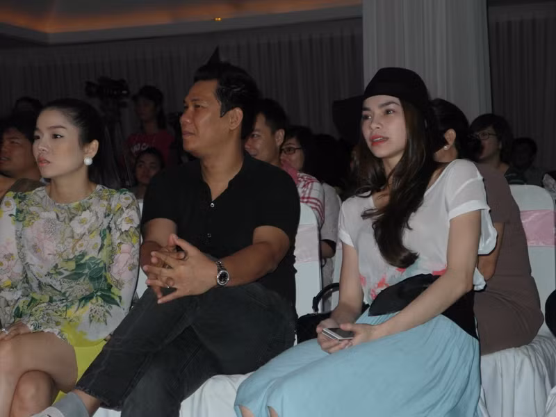 Hồ Ngọc Hà đến buổi ra mắt single của Mr Đàm một mình, trong khi Lê Quyên đi cùng ông xã. Hồ Ngọc Hà đến buổi ra mắt single của Mr Đàm một mình, trong khi Lê Quyên đi cùng ông xã.