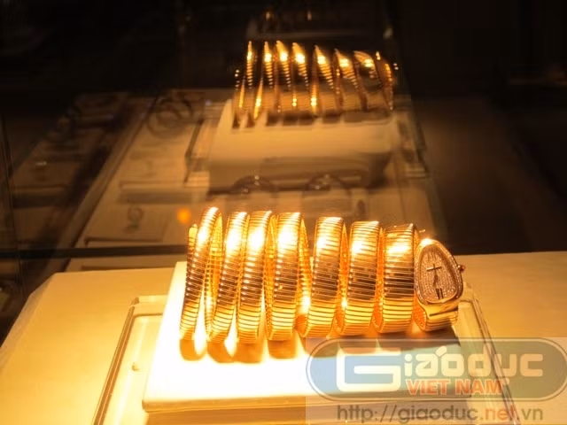 Cận cảnh vẻ đẹp lộng lẫy chiếc đồng hồ "sinh đôi" với đồng hồ của ca sĩ Thủy Tiên. Ngoài chiếc đồng hồ mà Thủy Tiên đang sỡ hữu, chiếc đồng hồ đang nằm trong tủ kính này là chiếc thứ hai hiện có tại Việt Nam.