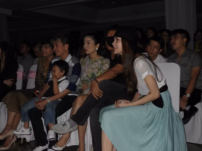 Hồ Ngọc Hà, Lệ Quyên và Hồng Ánh tỏ vẻ rất thích thú với single Tuổi hồng thơ ngây của Mr Đàm. Mọi người rất chú ý cử chỉ trìu mến của Mr Đàm dành cho chú bé. Hồ Ngọc Hà, Lệ Quyên và Hồng Ánh tỏ vẻ rất thích thú với single Tuổi hồng thơ ngây của Mr Đàm. Mọi người rất chú ý cử chỉ trìu mến của Mr Đàm dành cho chú bé.