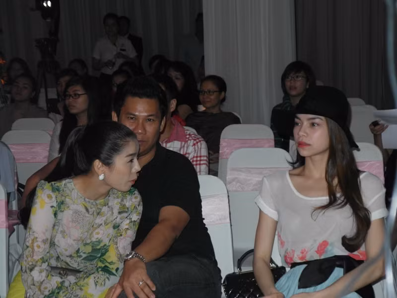 Thỉnh thoảng ca sĩ Lệ Quyên vượt “bức rào” ngăn cách chính giữa, quay sang trò chuyện với Hồ Ngọc Hà. Thỉnh thoảng ca sĩ Lệ Quyên vượt “bức rào” ngăn cách chính giữa, quay sang trò chuyện với Hồ Ngọc Hà.
