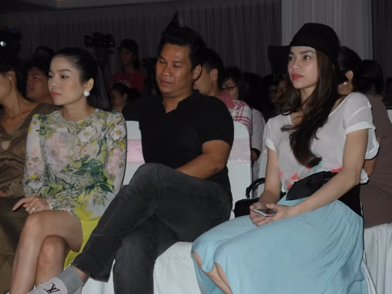 Hồ Ngọc Hà chăm chú nhìn lên sân khấu, xem video clip Tuổi hồng thơ ngây của Mr Đàm, trong khi bên cạnh, ca sĩ Lệ Quyên luôn được ông xã chăm sóc. Hồ Ngọc Hà chăm chú nhìn lên sân khấu, xem video clip Tuổi hồng thơ ngây của Mr Đàm, trong khi bên cạnh, ca sĩ Lệ Quyên luôn được ông xã chăm sóc.