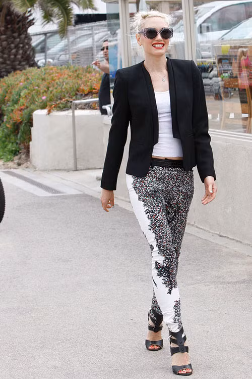Trang phục thảm họa bên trong của Gwen Stefani đã được cứu nguy nhờ chiếc blazer đen