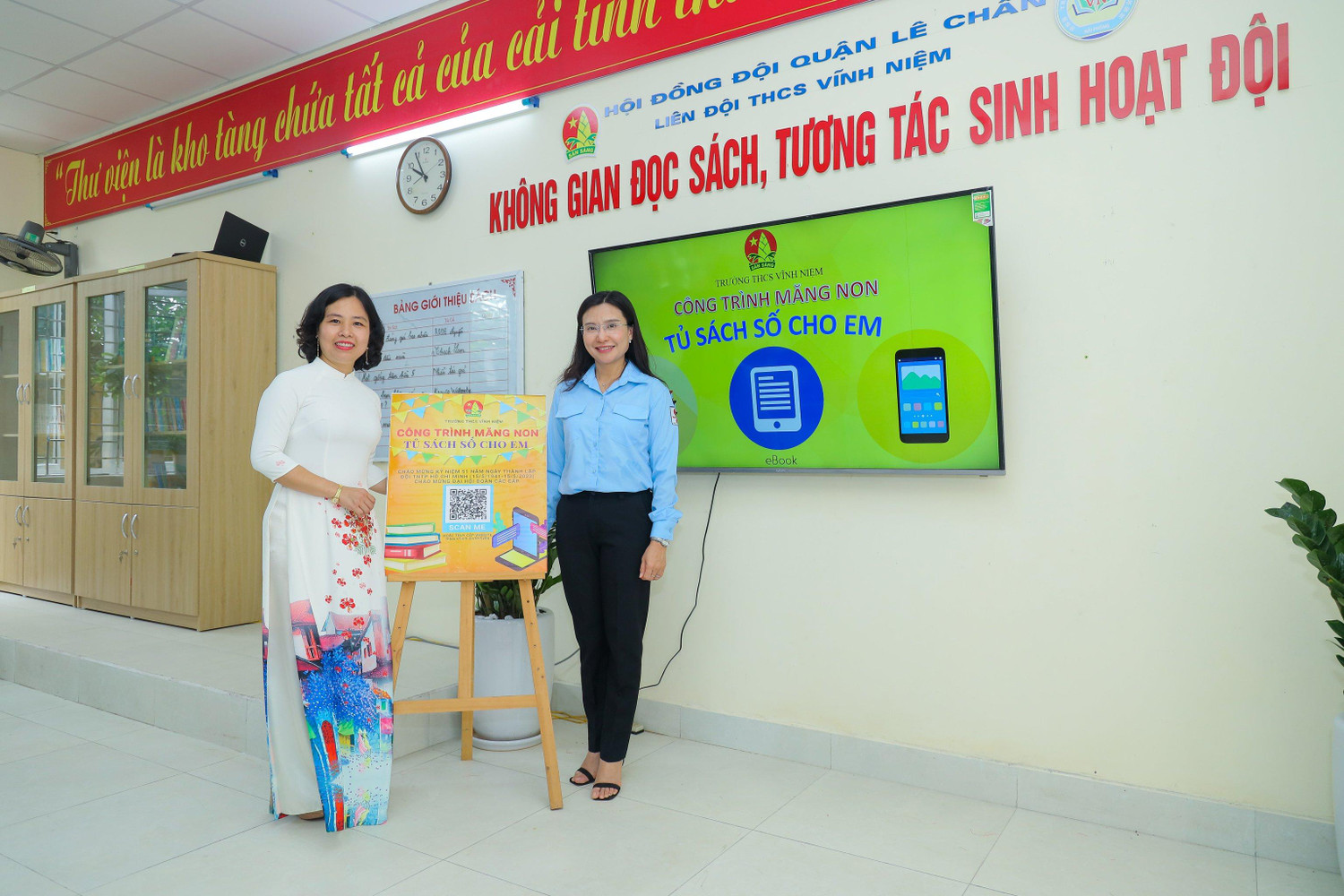 Chuỗi “Tủ sách số cho em” tại Trường Trung học cơ sở Vĩnh Niệm và Trung học cơ sở Trần Phú cho phép tra cứu gần 500 đầu sách qua mã QR (Ảnh: Phạm Linh)