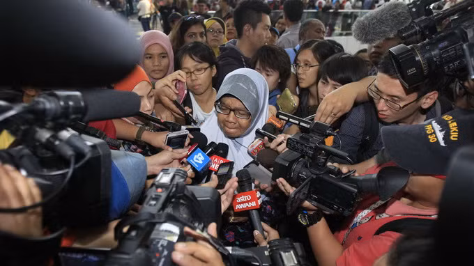 Gia đình nạn nhân tại sân bay Kuala Lupur ngày 8-3-2014 - Ảnh: AP /Lai Seng Sin