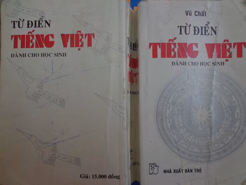 Cuốn sách “Từ điển tiếng Việt dành cho học sinh” của tác giả Vũ Chất, đề tên Nhà xuất bản Trẻ bị thu hồi, tiêu hủy. Ảnh: Nguyễn Quân