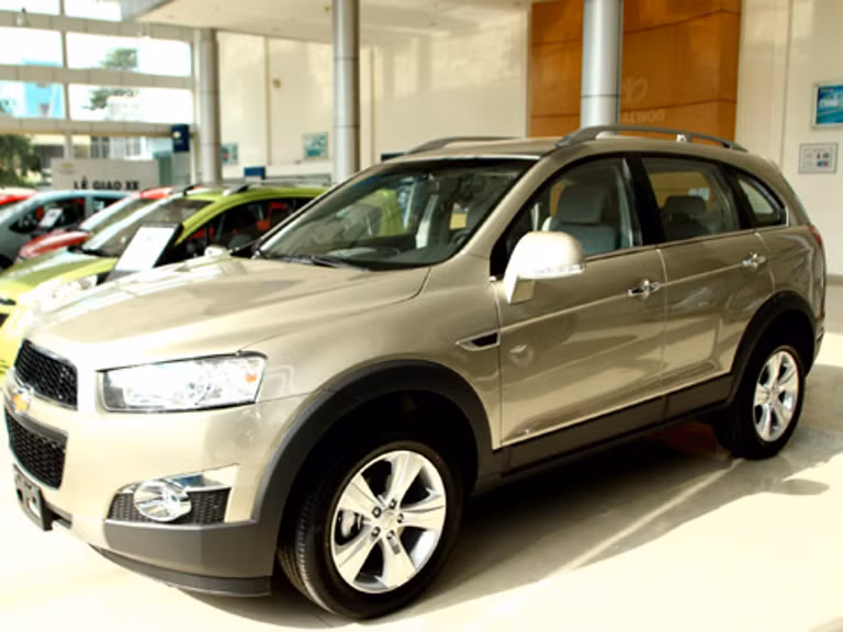 4. Chevrolet CAPTIVA 2012: GM Đông Đô Thành - Đại lý chính thức của GMVN có đợt khuyến mãi đặc biệt trong tháng 11. Giảm giá trực tiếp đến 170.000 đồng cho khách hàng. Đây là dòng SUV mới nhất của GM với thiết kế hiện đại, thể thao, động cơ mạnh mẽ. Tiết kiệm 30% so với động cơ cũ . (Nguồn CafeAuto) 4. Chevrolet CAPTIVA 2012: GM Đông Đô Thành - Đại lý chính thức của GMVN có đợt khuyến mãi đặc biệt trong tháng 11. Giảm giá trực tiếp đến 170.000 đồng cho khách hàng. Đây là dòng SUV mới nhất của GM với thiết kế hiện đại, thể thao, động cơ mạnh mẽ. Tiết kiệm 30% so với động cơ cũ . (Nguồn CafeAuto)