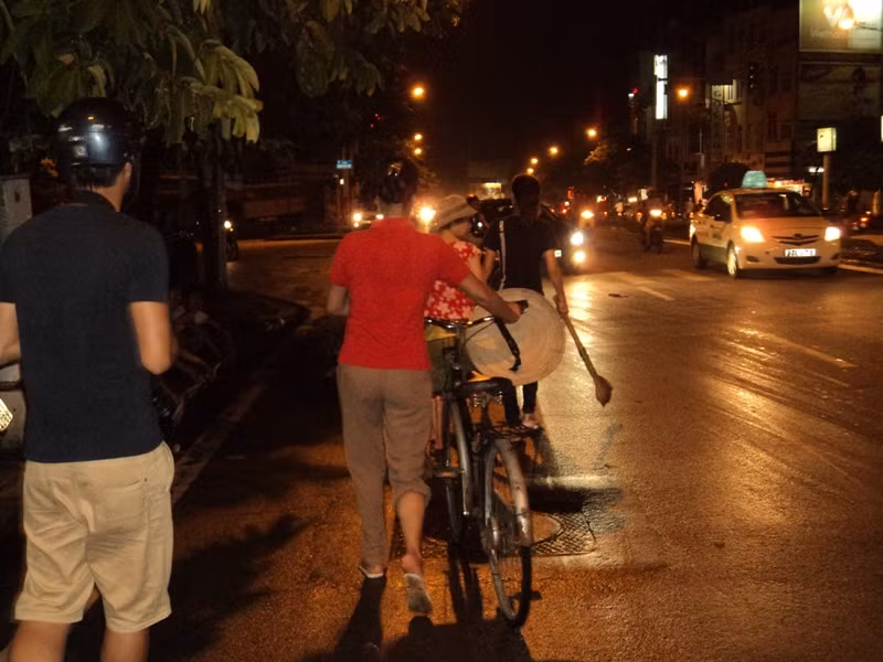 Nhóm người dân này vẫn tiếp tục đi thu nhặt dù đã muộn