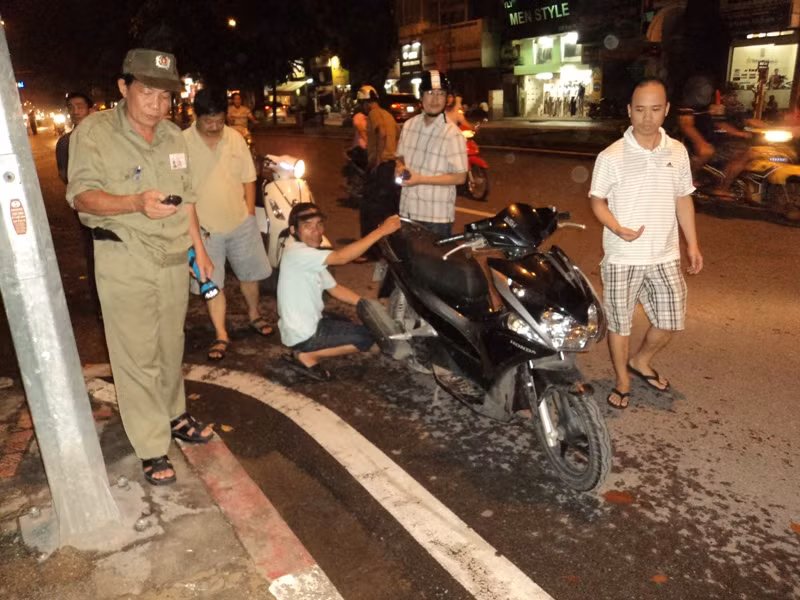 Theo nhiều người dân trên đoạn phố này, cách đây khoảng 10 ngày, tình trạng rải đinh đã xuất hiện và hôm nay lại tái diễn. “Hôm nay, phải có đến hàng chục chiếc xe cùng bị thủng săm một lúc”, một người dân sống trên đoạn phố này cho biết.