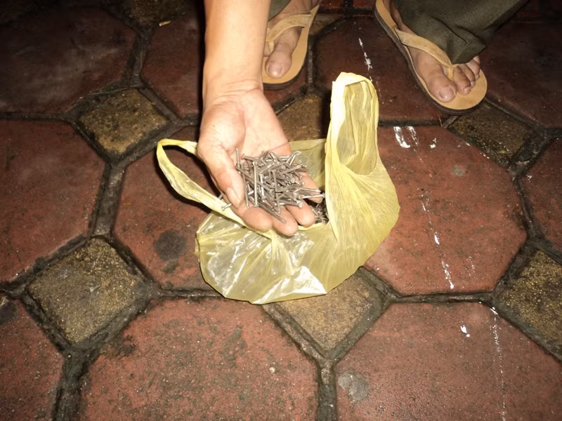 Nhiều kg đinh đã được người dân trên đoạn phố này thu gom trong tối hôm nay, 20/8