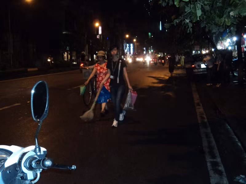 Một nhóm người dân đi thu nhặt đinh và...