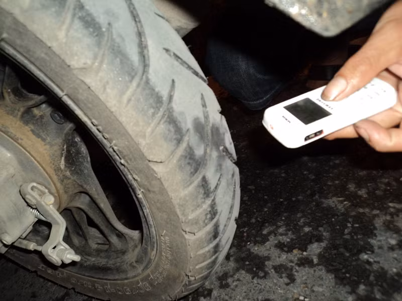 Một chiếc đinh cắm sâu vào khe lốp