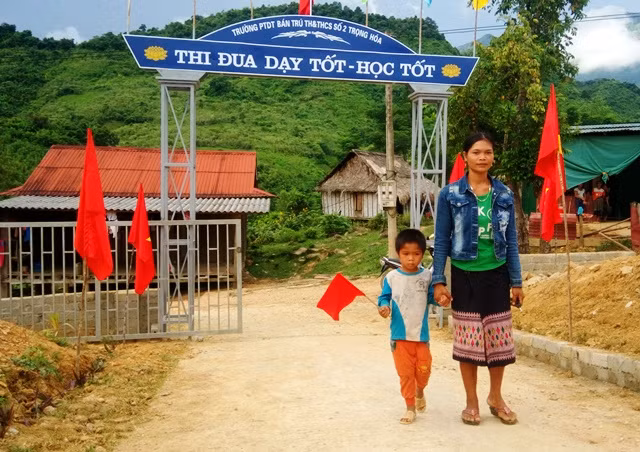 Em Hồ Thim cùng mẹ đến dự lễ khai giảng với bộ quần áo cũ, đôi dép cũ.
