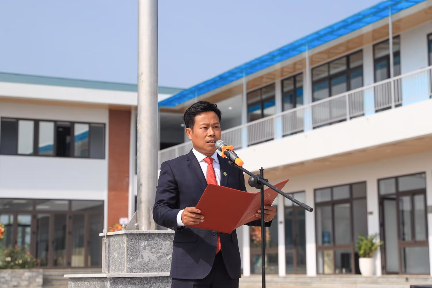 Giám đốc Đại học Quốc gia Hà Nội Lê Quân nhiệt liệt chào đón toàn thể cán bộ đến tham dự Lễ Chào cờ và Lễ Dâng hương nhân kỷ niệm 132 năm ngày sinh Chủ tịch Hồ Chí Minh – Lễ Chào cờ đầu tiên của Đại học Quốc gia Hà Nội tại Khu Đô thị đại học Hòa Lạc. (Ảnh: VNU) Giám đốc Đại học Quốc gia Hà Nội Lê Quân nhiệt liệt chào đón toàn thể cán bộ đến tham dự Lễ Chào cờ và Lễ Dâng hương nhân kỷ niệm 132 năm ngày sinh Chủ tịch Hồ Chí Minh – Lễ Chào cờ đầu tiên của Đại học Quốc gia Hà Nội tại Khu Đô thị đại học Hòa Lạc. (Ảnh: VNU)