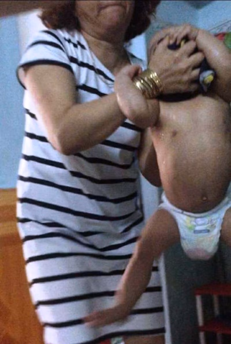 Cơ quan cảnh sát điều tra đã khởi tố bảo mẫu Đinh Thị Hồng vì hành vi bạo hành trẻ. Ảnh cắt từ clip Cơ quan cảnh sát điều tra đã khởi tố bảo mẫu Đinh Thị Hồng vì hành vi bạo hành trẻ. Ảnh cắt từ clip