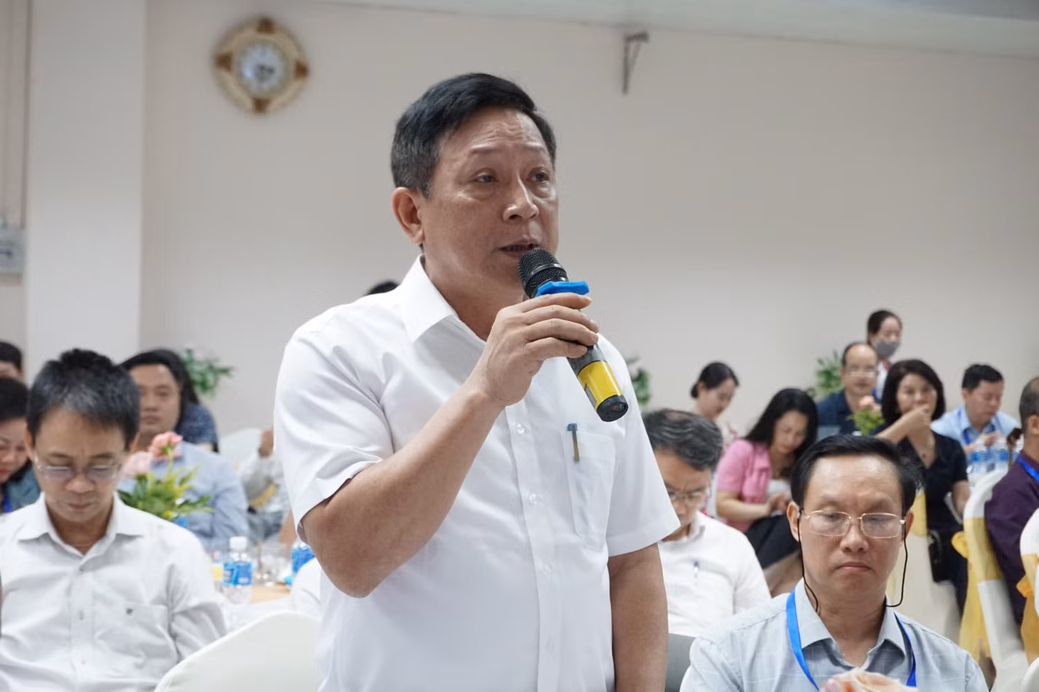 Phó Giáo sư Nguyễn Quốc Tiến – Bí thư Đảng ủy, Chủ tịch Hội đồng trường Trường Đại học Y dược Thái Bình chia sẻ tại tọa đàm.