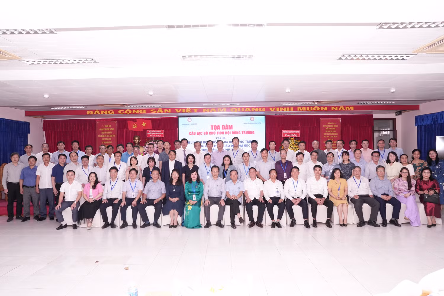 Các đại biểu tham dự tọa đàm cùng chụp ảnh kỷ niệm.