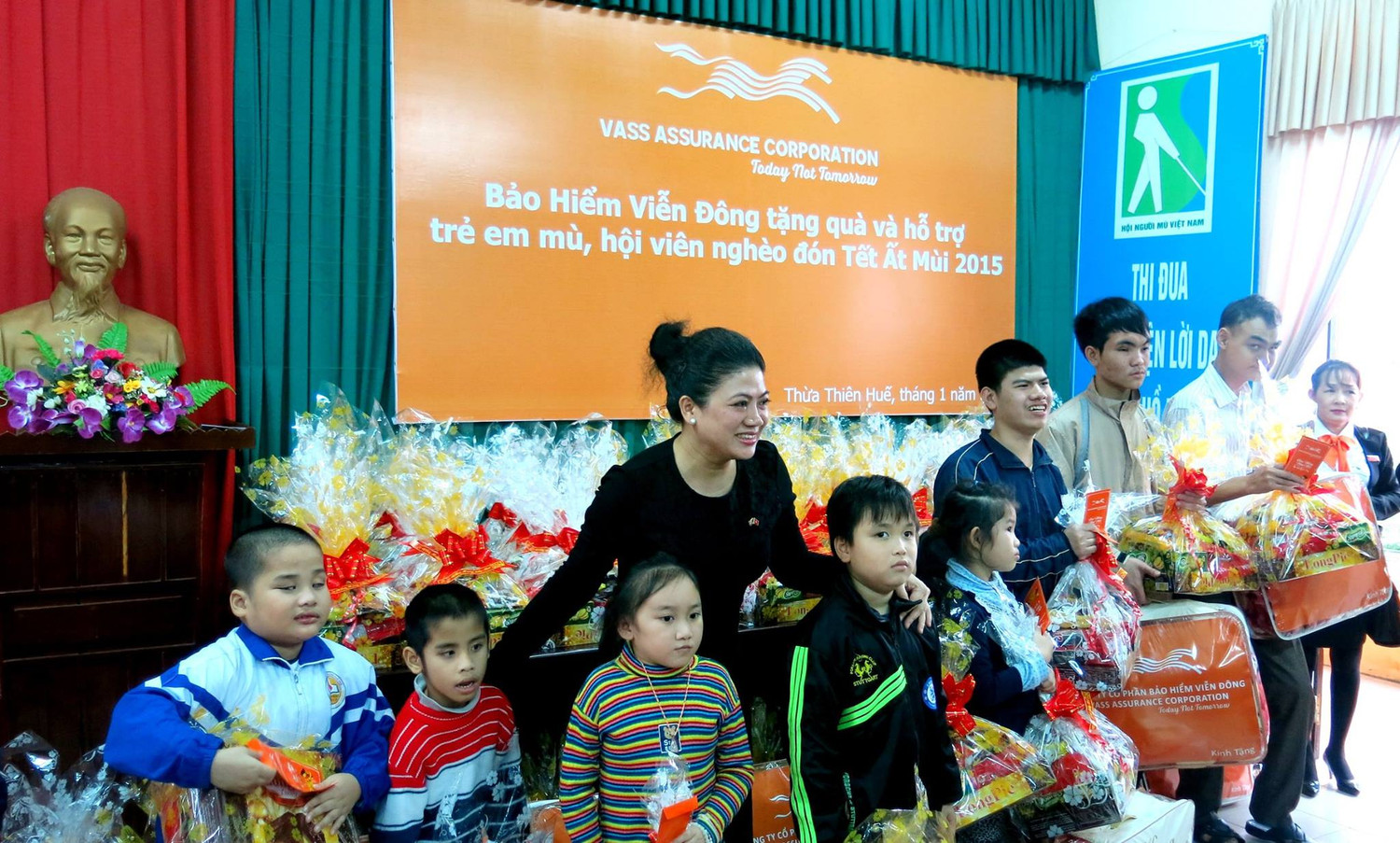 Bà Đỗ Thị Kim Liên - Lãnh sự danh dự Nam Phi tại TP HCM tặng quà và chụp ảnh lưu niệm cùng trẻ em khiếm thị tại Thừa Thiên Huế. Ảnh: Trần Thi Bà Đỗ Thị Kim Liên - Lãnh sự danh dự Nam Phi tại TP HCM tặng quà và chụp ảnh lưu niệm cùng trẻ em khiếm thị tại Thừa Thiên Huế. Ảnh: Trần Thi