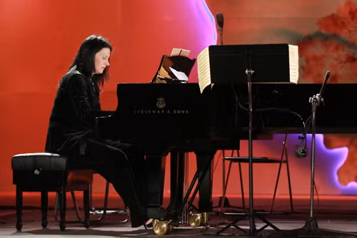 Sau những bản Concerto đầy nắng và gió của “Mùa Xuân và Mùa Hạ” , khán giả lại được thưởng thức một trong những bản nhạc nổi tiếng nhất của thiên tài soạn nhạc Tchaikovsky, bản nhạc mang tên “Pas Deux” hay còn gọi với cái tên mỹ miều “Thiên Nga Đen” (Black Swan).
