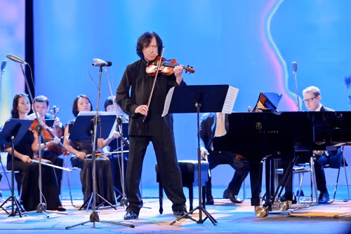 Tại đêm nhạc Mobifone concert, hai nghệ sỹ lớn của thế giới, các nghệ sỹ nổi tiếng của Nga cùng nhóm Hà Nội Emsemble đã đưa khán giả lạc vào một thế giới âm nhạc cổ điển đầy bay bổng và lãng mạn. Khán giả đã được đắm chìm trong một không gian âm nhạc rộn rã với “Mùa Xuân” & “Mùa Hạ” của A. Vivaldi.