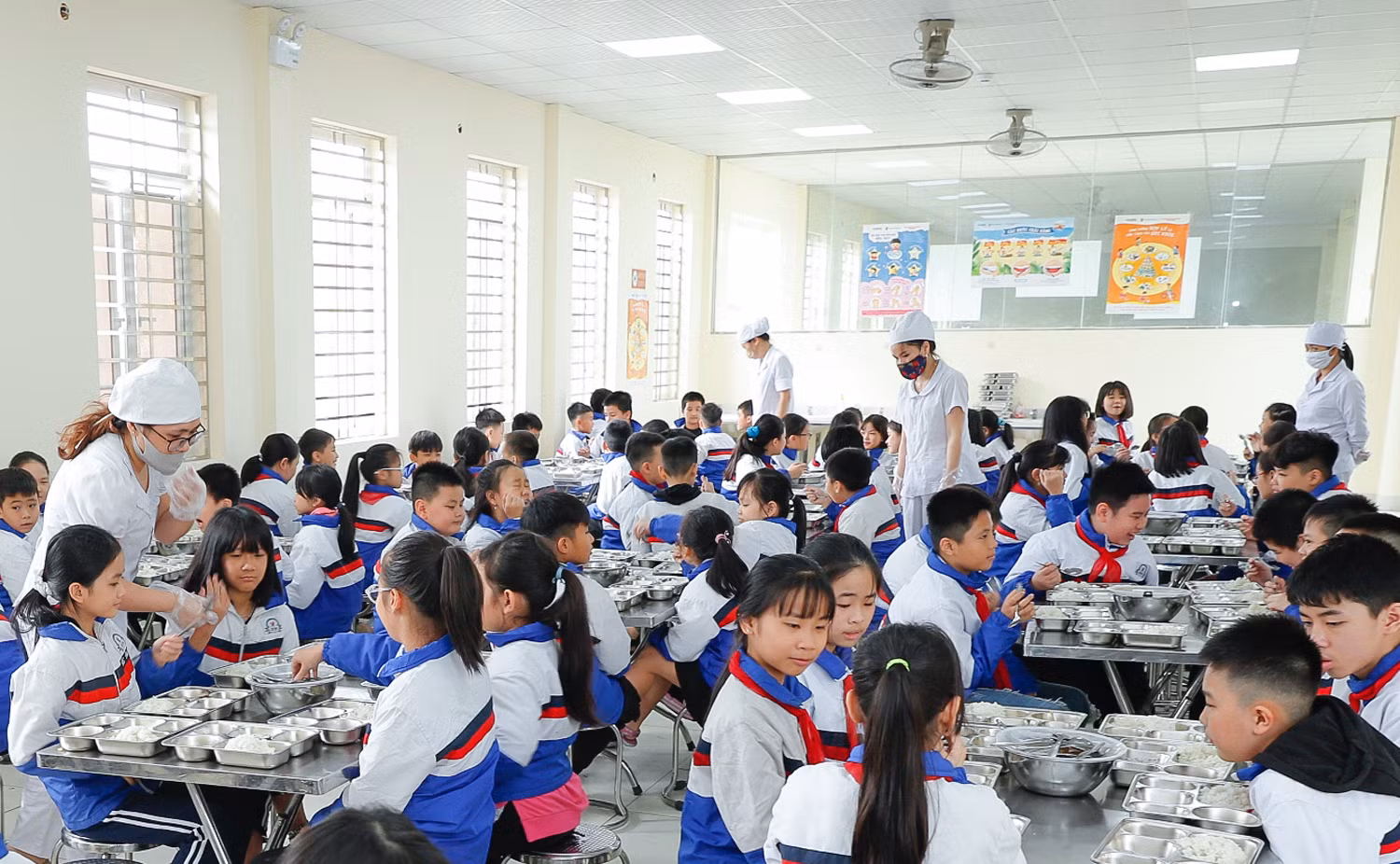 Học sinh được ăn bán trú từ lớp 1 đến lớp 5; nhà trường có phòng ăn và phòng ngủ riêng biệt cho học sinh (Ảnh: Lã Tiến)