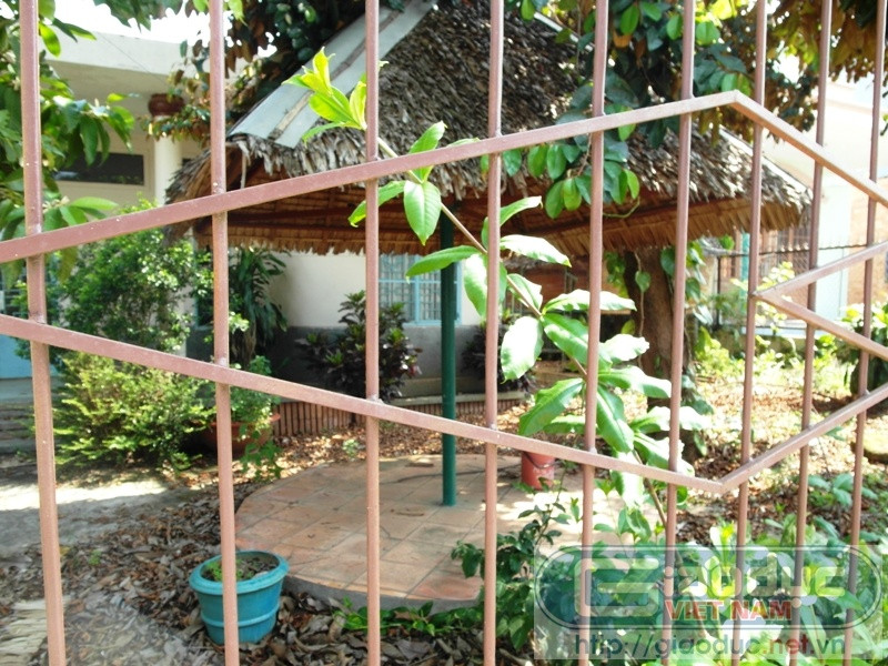 Một góc ngôi biệt thự, nhìn từ ngoài vào. Về nhà Hoàng My ở Đồng Nai: Thuê bình thường thì được, cấm 'gái góc'!
