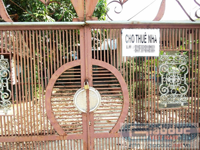 Theo lời những người hàng xóm, căn biệt thự này đã bị bỏ hoang, đóng cửa im ỉm hơn 1 năm nay và tấm biển “cho thuê nhà” mới được treo gần đây. Cách đây hai năm, mẹ của Hoàng My đã dùng ngôi biệt thự này để mở quán karaoke. Về nhà Hoàng My ở Đồng Nai: Thuê bình thường thì được, cấm 'gái góc'!