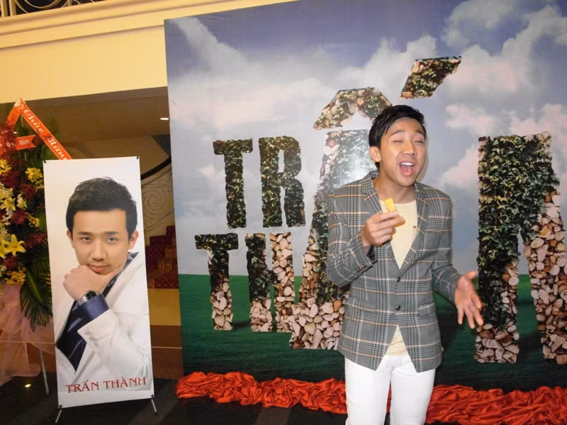 Tuy là buổi ra mắt DVD đầu tay trong sự nghiệp nhưng anh chàng không hề tỏ ra kiểu cách. Vẫn với những cử chỉ hài hước như trong vai diễn, Trấn Thành đã làm cho mọi người có mặt cười lộn ruột.