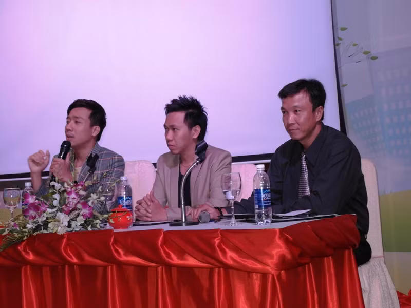 Khi buổi họp báo bắt đầu, Trấn Thành lại tiếp tục “tưng tửng”, gây cười cho các nhà báo và bạn bè. Anh cho biết DVD “Trấn Thành phiêu lưu ký” sẽ bắt đầu phát hành trên cả nước từ ngày 14.5.