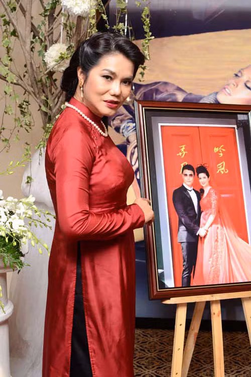 Áo dài tông đỏ chói khiến làn da Cindy Thái Tài bị... xỉn màu Áo dài tông đỏ chói khiến làn da Cindy Thái Tài bị... xỉn màu