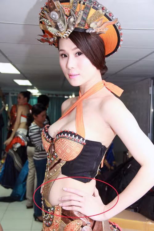 Người đẹp lộ rõ nhược điểm này trong những trang phục thiếu vải hoặc bó sát. Người đẹp lộ rõ nhược điểm này trong những trang phục thiếu vải hoặc bó sát.