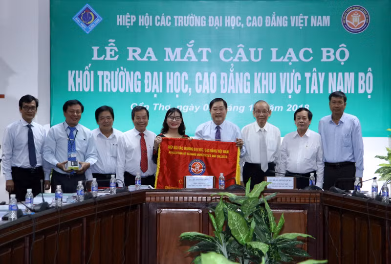 Giáo sư Trần Hồng Quân – Chủ tịch Hiệp hội các trường Đại học, Cao đẳng Việt Nam (thứ 3 từ phải sang trái) cùng Chủ nhiệm Câu lạc bộ Khối các trường Đại học, Cao đẳng khu vực Tây Nam Bộ và các hội viên. (Ảnh: T.T).
