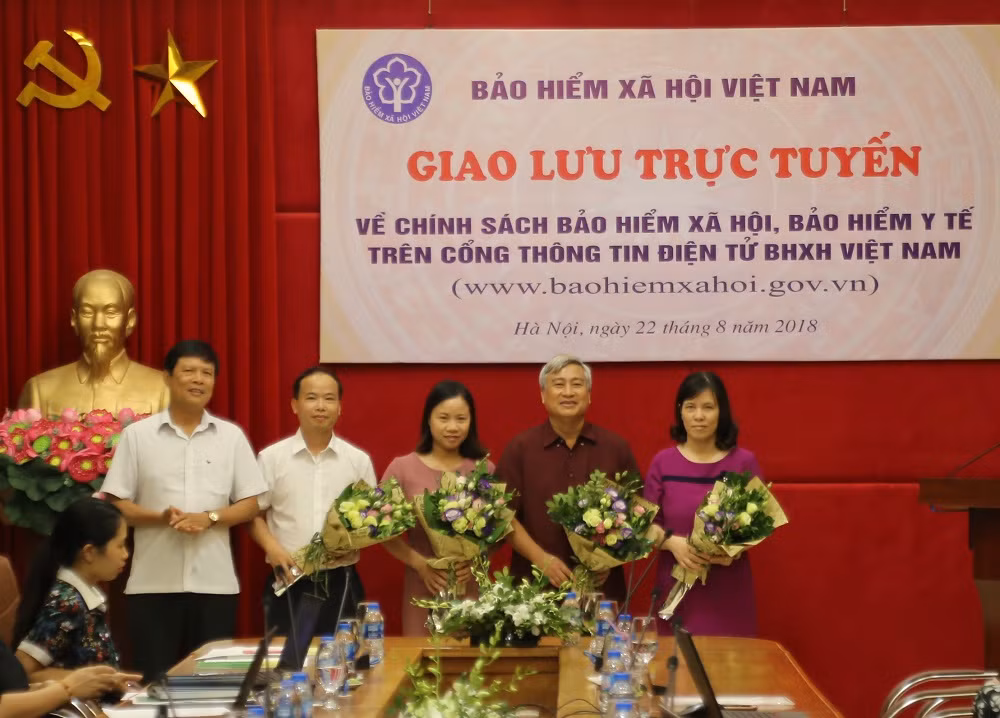 Các khách mời tham gia giải đáp thắc mắc cho người lao động, người sử dụng lao động lên nhận hoa của ban tổ chức. Các khách mời tham gia giải đáp thắc mắc cho người lao động, người sử dụng lao động lên nhận hoa của ban tổ chức.