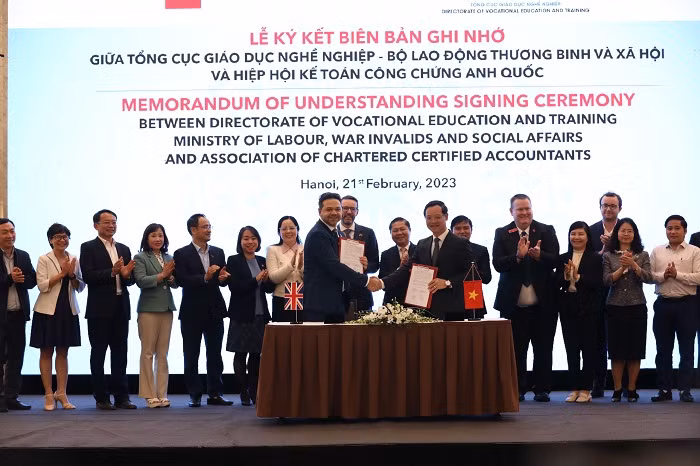 Lễ ký Biên bản ghi nhớ giữa Tổng cục Giáo dục nghề nghiệp và Hiệp hội Kế toán công chứng Anh quốc. Ảnh: BTC